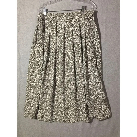 Liz Claiborne Dresses & Skirts - Womens Liz Claiborne Skirt Size Medium Black White Floral Stretchy Waist Casual